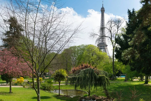 Eiffelturm in der nähe des grünen parks in paris — Stockfoto