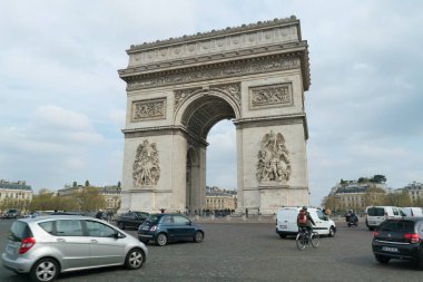 Paris, Fransa - 2 Nisan 2019: Arc de Triomphe çevresindeki Charles de Gaulle meydanında araba trafiği