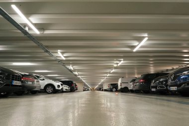 Paris, Fransa - 2 Nisan 2019: Place Charles de Gaulle yakınlarındaki Paris'te yeraltı otoparkı