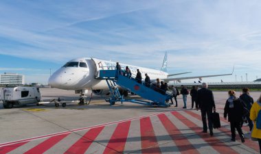 Paris, Fransa - 5 Nisan 2019: Embraer Erj-195lr uçağı. Charles de Gaulle Havaalanı 'ndaki mongro havayolları 4o-Aoa uçağı.