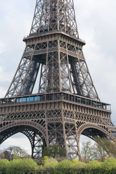 A párizsi Eiffel torony részének közelről — Stock Fotó