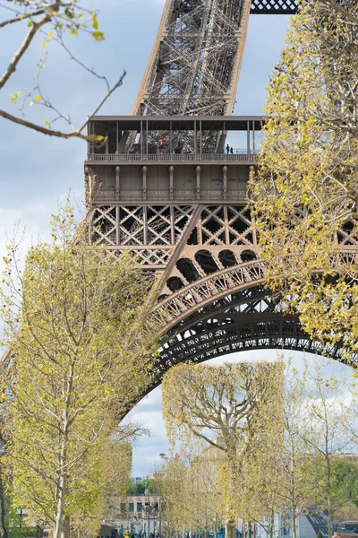 Nahaufnahme eines Teils des Eiffelturms in Paris — Stockfoto