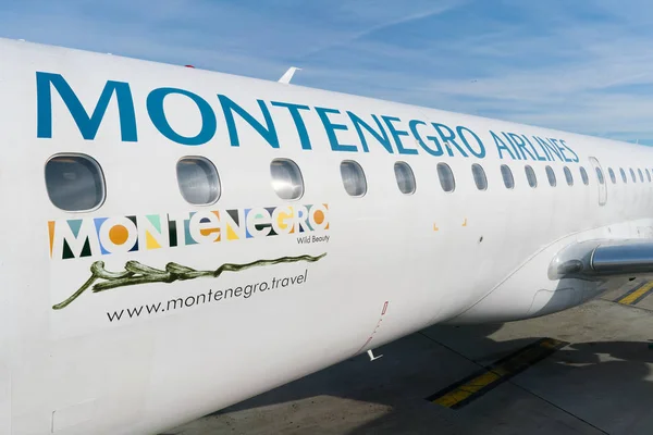 Parigi, Francia - 5 aprile 2019: aereo Embraer ERJ-195LR 4O-AOA delle compagnie aeree montenegro all'aeroporto Charles de Gaulle Immagini Stock Royalty Free