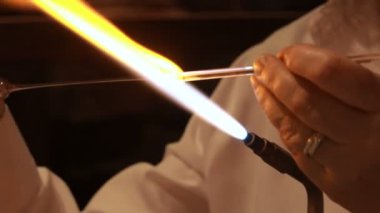 cam üfleyici cam üfleme atölyesinde erimiş camdan el sanatları yaptı