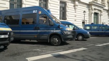 Paris, Fransa - 2 Nisan 2019: Sakin Paris caddesinde sırada duran jandarma mavi arabalar. Etrafta kimse yok..