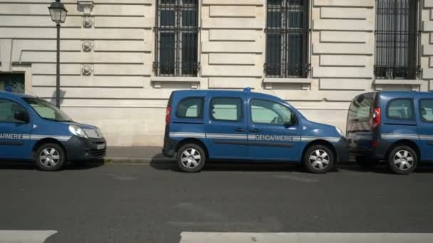 Paris, France - April 2, 2019: Gendarmerie blue cars standing in line on calm Paris street. No people around. — стокове відео