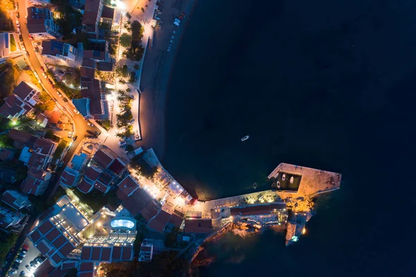 Luftutsikt över staden Petrovac i skymningen — Stockfoto