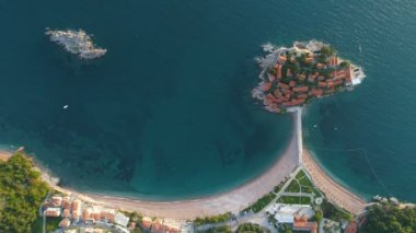 Sveti Stefan, küçük adacık ve Karadağ beldesinde havadan görünümü.