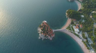 Sveti Stefan, küçük adacık ve Karadağ beldesinde havadan görünümü.