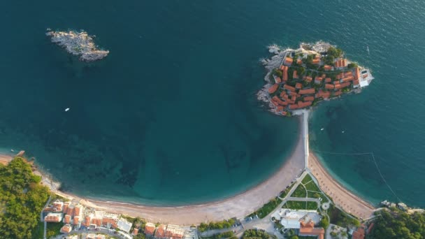 Letecký pohled na Sveti Stefan, malý ostrůvek a letovisko v Černé hoře. — Stock video
