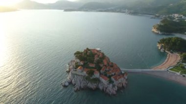 Sveti Stefan, küçük adacık ve Karadağ beldesinde havadan görünümü.