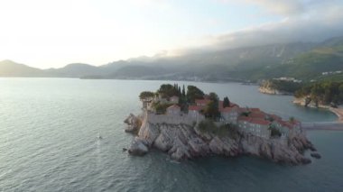 Sveti Stefan, küçük adacık ve Karadağ beldesinde havadan görünümü.