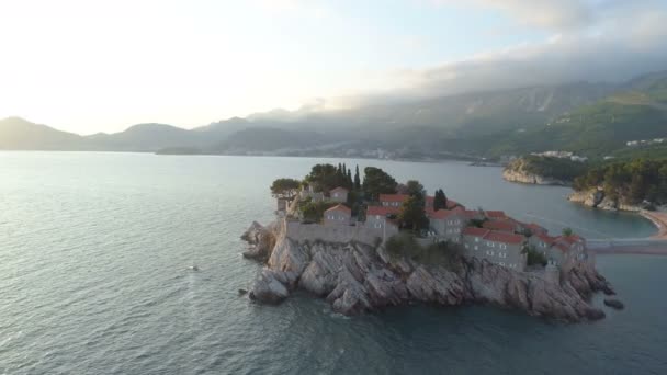 Vue aérienne du Sveti Stefan, petit îlot et station balnéaire au Monténégro . — Video