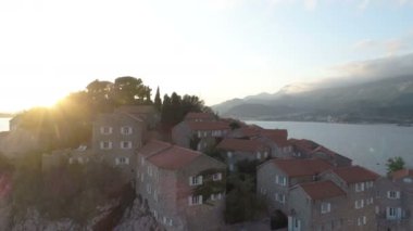 Sveti Stefan, küçük adacık ve Karadağ beldesinde havadan görünümü.