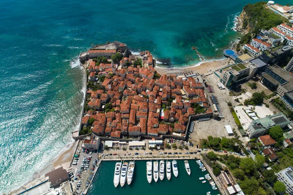 Luchtfoto van het oude Budva in Montenegro. — Stockfoto