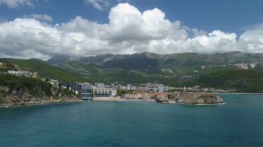 eski bir şehir Budva havadan hiperlapse görünümü