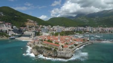 eski bir şehir Budva havadan hiperlapse görünümü