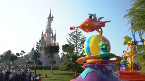 프랑스 파리 - 2019년 4월 1일: 잠자는 미녀 성을 배경으로 한 퍼레이드 쇼의 디즈니 스타 — 비디오