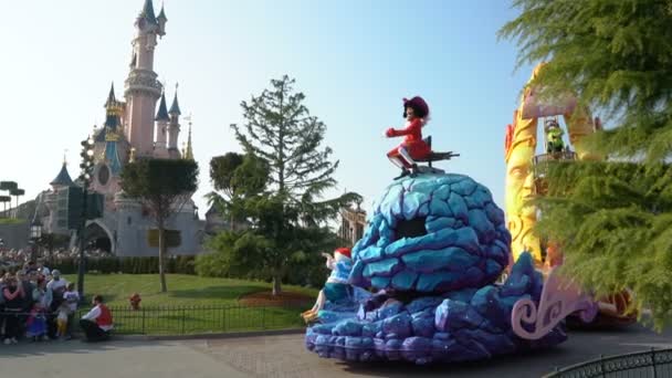 París, Francia - 1 de abril de 2019: Desfile de estrellas de Disney en el fondo del Castillo de la Bella Durmiente — Vídeos de Stock