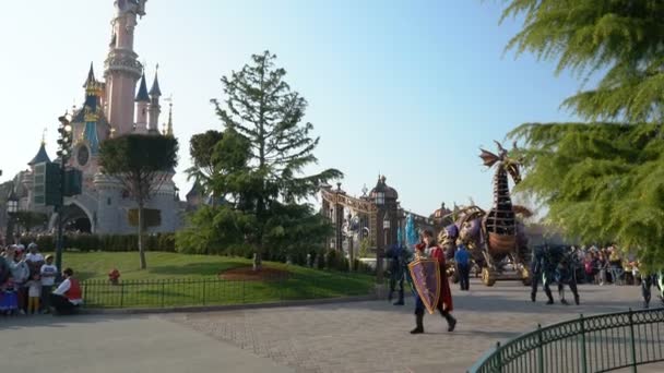 Paris, Fransa - 1 Nisan 2019: Disney Stars Sleeping Beauty Castle'ın arka planında Geçit Töreni'nde — Stok video