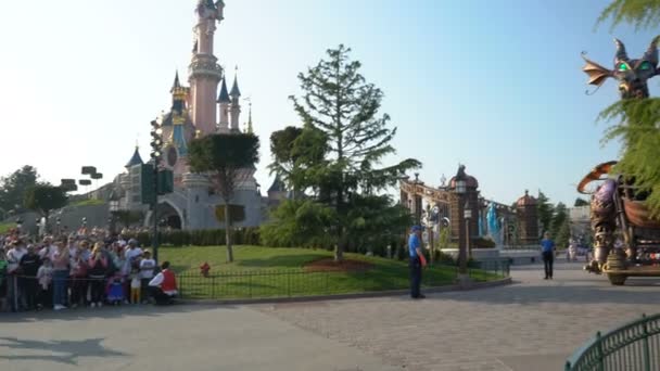 Paris, Frankrike - 1. april 2019: Disney Stars på Parade show på bakgrunn av Tornerose slott – stockvideo