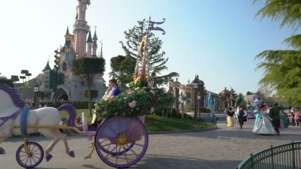 Париж, Франция - 1 апреля 2019 года: шоу Disney Stars on Parade на фоне замка Спящей Красавицы — стоковое видео