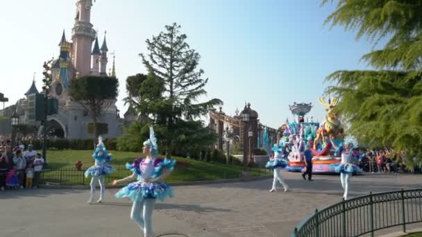 Париж, Франція-1 квітня 2019: Disney зірки на параді Показати на фоні сплячого краси замок — стокове відео