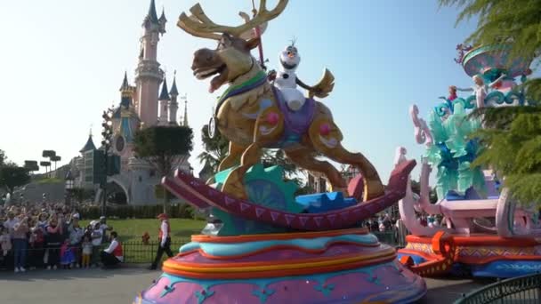 Paris, Frankrike - 1. april 2019: Disney Stars på Parade show på bakgrunn av Tornerose slott – stockvideo