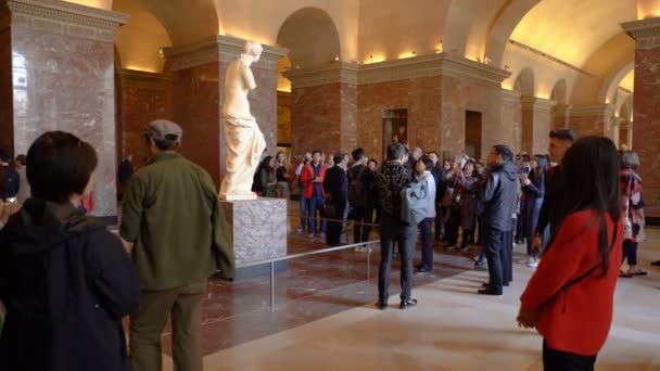 Paris, Fransa - 31 Mart 2019: Turistler Louvre Müzesi'ndeki Venüs de Milo heykelini ziyaret etti. — Stok video