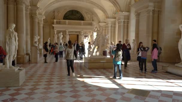 Parigi, Francia - 31 marzo 2019: Visitatori a piedi al Museo del Louvre di Parigi — Video Stock