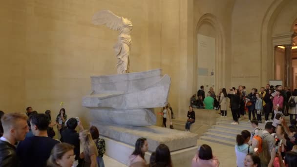 Paříž, Francie-31. březen 2019: lidé na schodech se dívejte na okřídlené vítězství Samothrákie. — Stock video