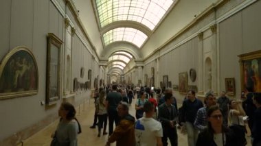 Paris, Fransa - 31 Mart 2019: Paris Louvre Müzesi'nde Yürüyen Ziyaretçiler