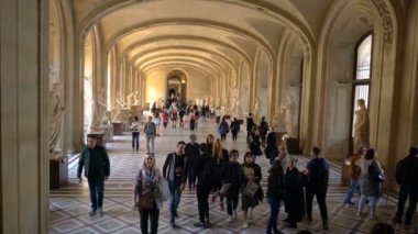 Paris, Fransa - 31 Mart 2019: Paris Louvre Müzesi'nde Yürüyen Ziyaretçiler