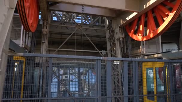Paris, Franciaország-március 31, 2019: lift kerekek Eiffel-torony Párizs — Stock videók