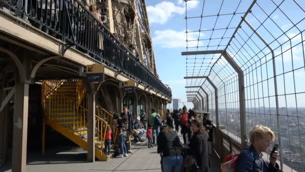 París, Francia - 31 de marzo de 2019: La gente visita la plataforma de observación de la Torre Eiffel . — Vídeo de stock