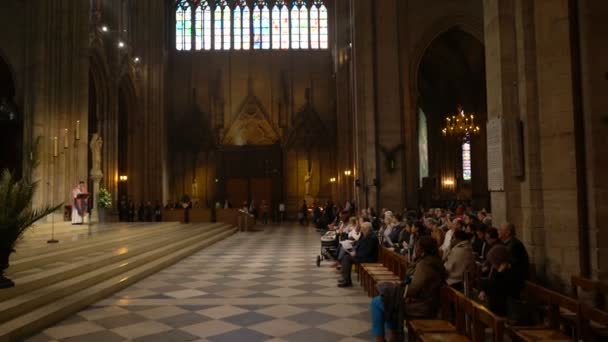 Paříž, Francie - 5. dubna 2019: Interiér Notre Dame de Paris. Katedrála Notre Dame je jednou z nejlepších turistických destinací v Paříži. — Stock video