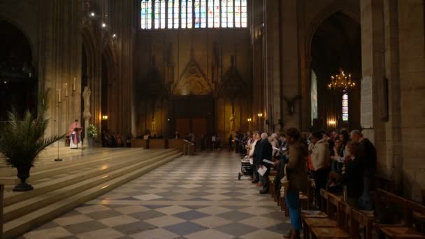 Párizs, Franciaország - 2019. április 5.: Notre Dame de Paris belseje. A Notre Dame katedrális Párizs egyik legkedveltebb turisztikai célpontja.. — Stock videók