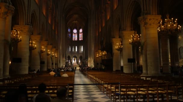 Párizs, Franciaország - 2019. április 5.: Notre Dame de Paris belseje. A Notre Dame katedrális Párizs egyik legkedveltebb turisztikai célpontja.. — Stock videók