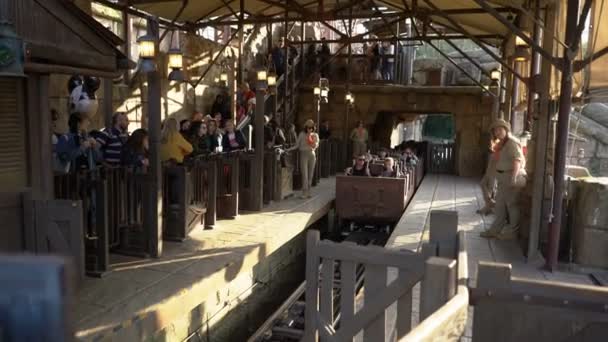 Parijs, Frankrijk - 5 april 2019: amusementsritten in het Franse park Disneyland — Stockvideo