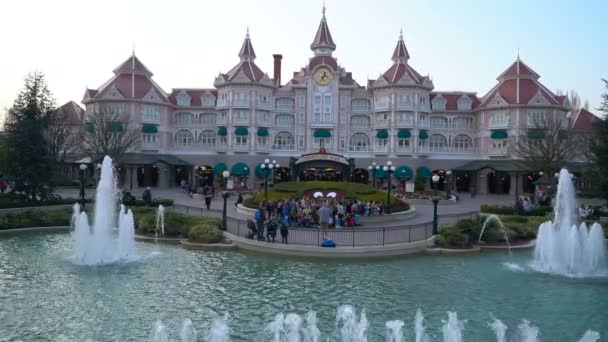 Parijs, Frankrijk - 5 april 2019: toegang tot Disneyland Park — Stockvideo