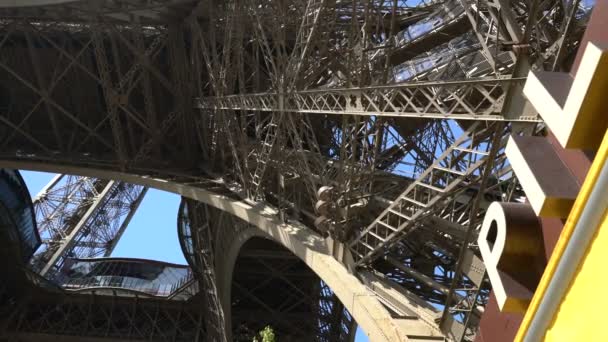 Paříž, Francie-31. březen 2019: Eiffel Tower výtah v Paříži — Stock video