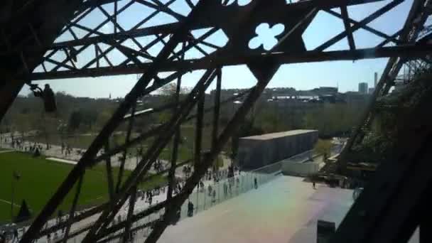 Paris, França - 31 de março de 2019: Elevador da Torre Eiffel em Paris — Vídeo de Stock