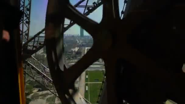 Paříž, Francie-31. březen 2019: Eiffel Tower výtah v Paříži — Stock video