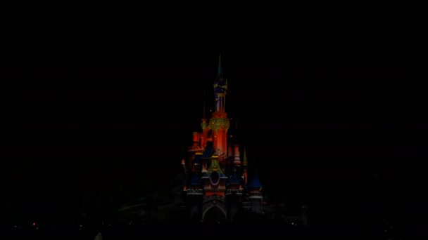 Paris, Fransa - 2 Nisan 2019: akşam gösterisi Disneyland Illuminations insanlar — Stok video