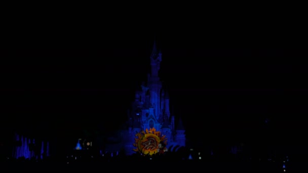 Paryż, Francja-2 kwietnia 2019: ludzie na wieczór Pokaż Disneyland Iluminacje — Wideo stockowe