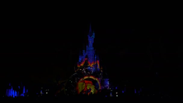 Paris, Frankreich - 2. April 2019: Menschen am Abend zeigen Disneyland-Illuminationen — Stockvideo
