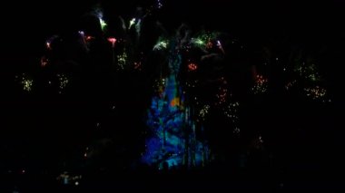 Paris, Fransa - 2 Nisan 2019: akşam gösterisi Disneyland Illuminations insanlar
