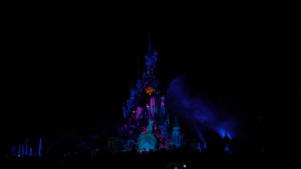 Paris, Frankreich - 2. April 2019: Menschen am Abend zeigen Disneyland-Illuminationen — Stockvideo