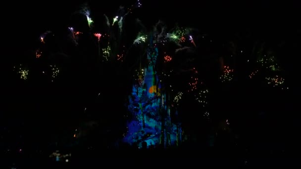 Paris, Frankrike-april 2, 2019: människor på kvällen show Disneyland Illuminations — Stockvideo