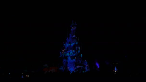 Paris, Fransa - 2 Nisan 2019: akşam gösterisi Disneyland Illuminations insanlar — Stok video